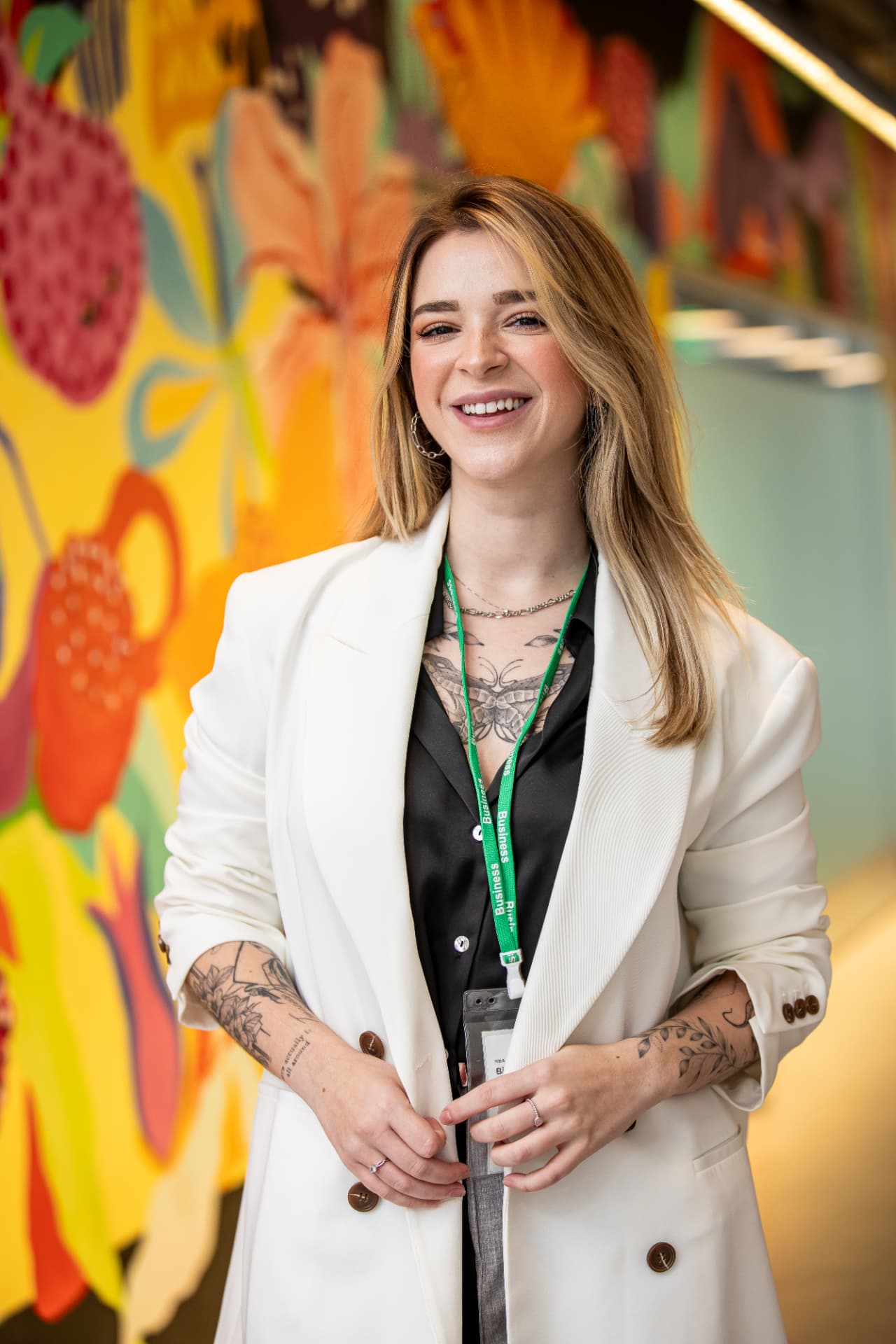 Bianca Troncoso sorrindo em um evento